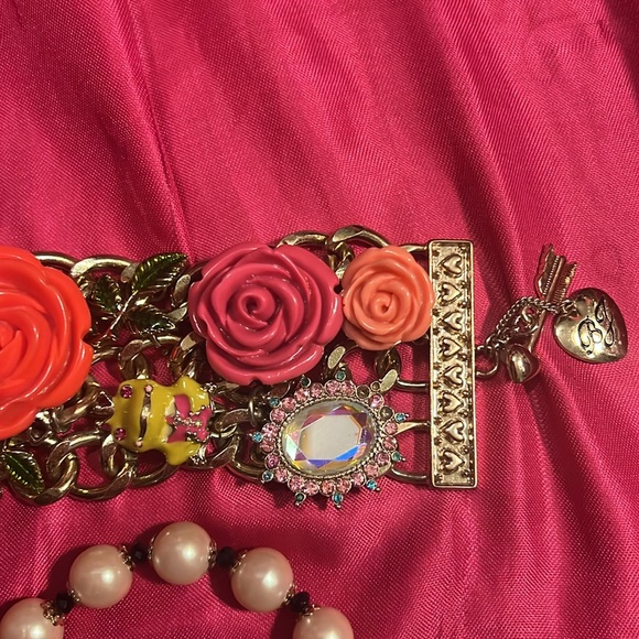 Betsey Johnson Rose Garden Collection chunky toggle Bracelet - Picture 6 of 7